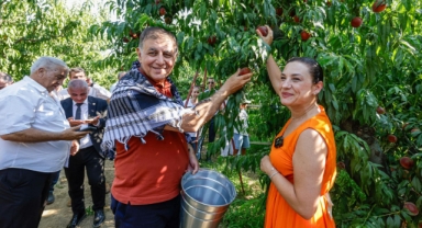 Selçuk’ta Şen Şeftali Şenliği üreticiye umut oldu