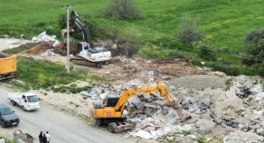 Vatandaş bildirdi, kaçak moloz dökülen alan temizlendi