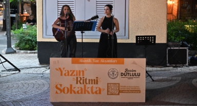 Akustik Yaz Akşamları İle Müziğin Ritmi Manisa Sokaklarında