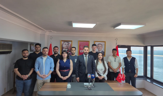 CHP'li gençlerden Nalbantoğlu'na dinazorlu gönderme!