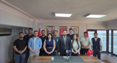 CHP'li gençlerden Nalbantoğlu'na dinazorlu gönderme!