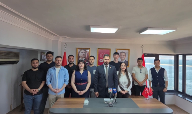 CHP'li gençlerden Nalbantoğlu'na dinazorlu gönderme!