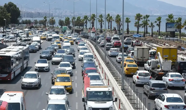 İzmir'de trafiğe kayıtlı araç sayısında artış!