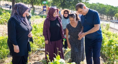 Toprakla buluşan kadınlar, hasat sevincini Başkan Tugay’la yaşadı