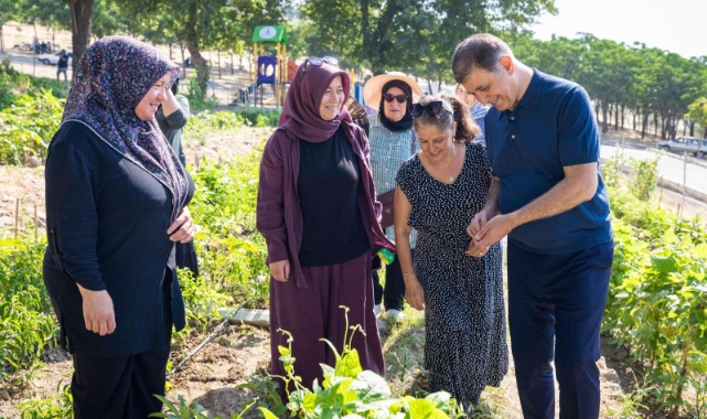 Toprakla buluşan kadınlar, hasat sevincini Başkan Tugay’la yaşadı