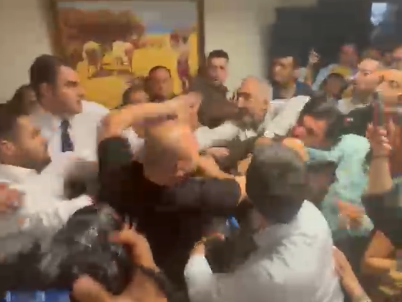 Menderes seçimlerinde tekme tokat kavga!