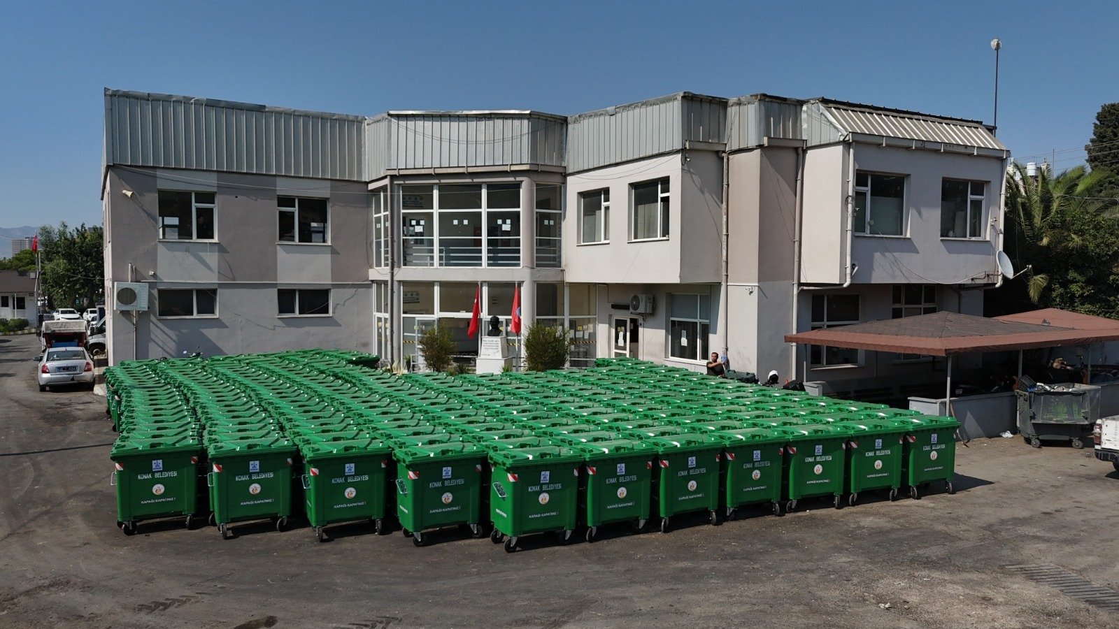 Konak’ın sokakları yeni konteynerlerine kavuştu