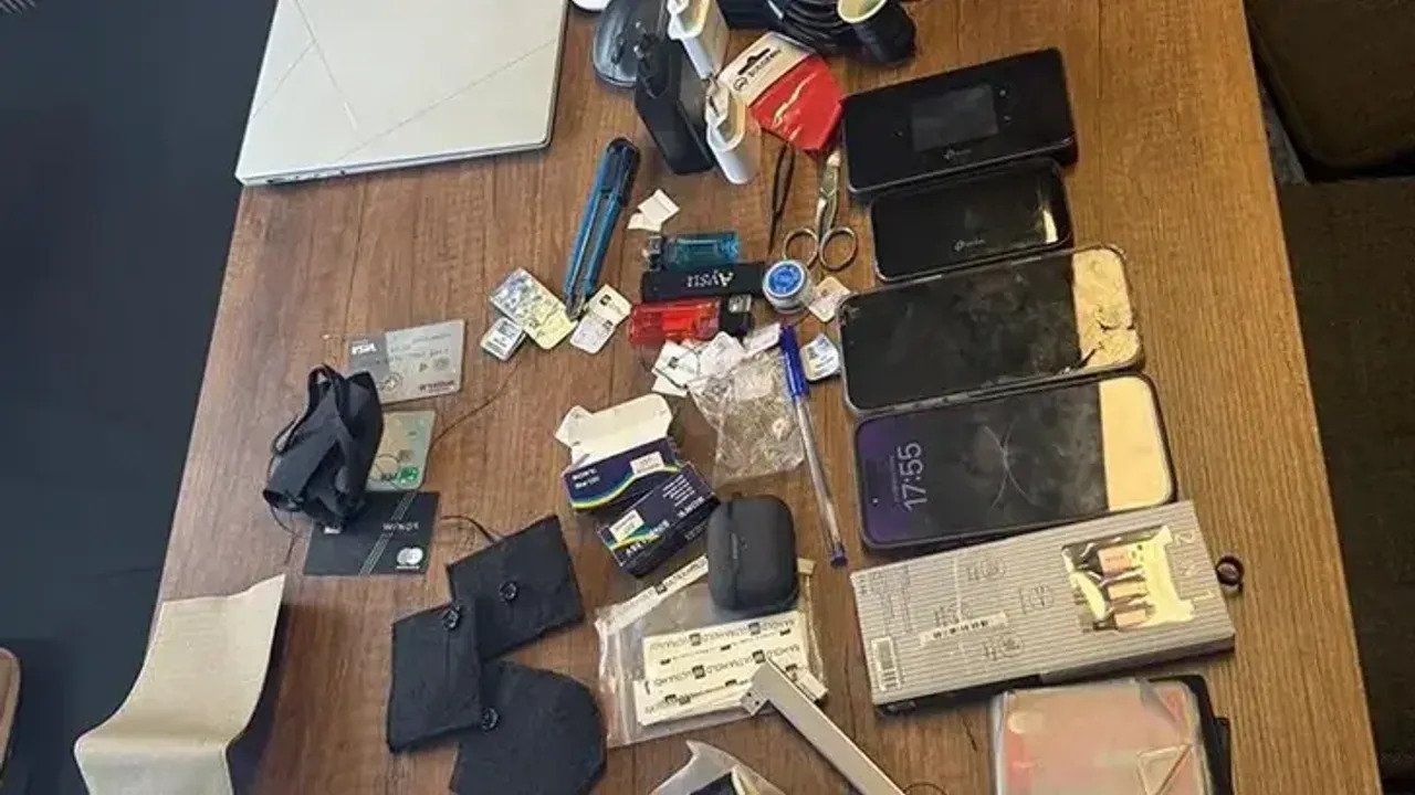 Çantasında 'kopya düzeneği' bulunan öğretmene gözaltı!