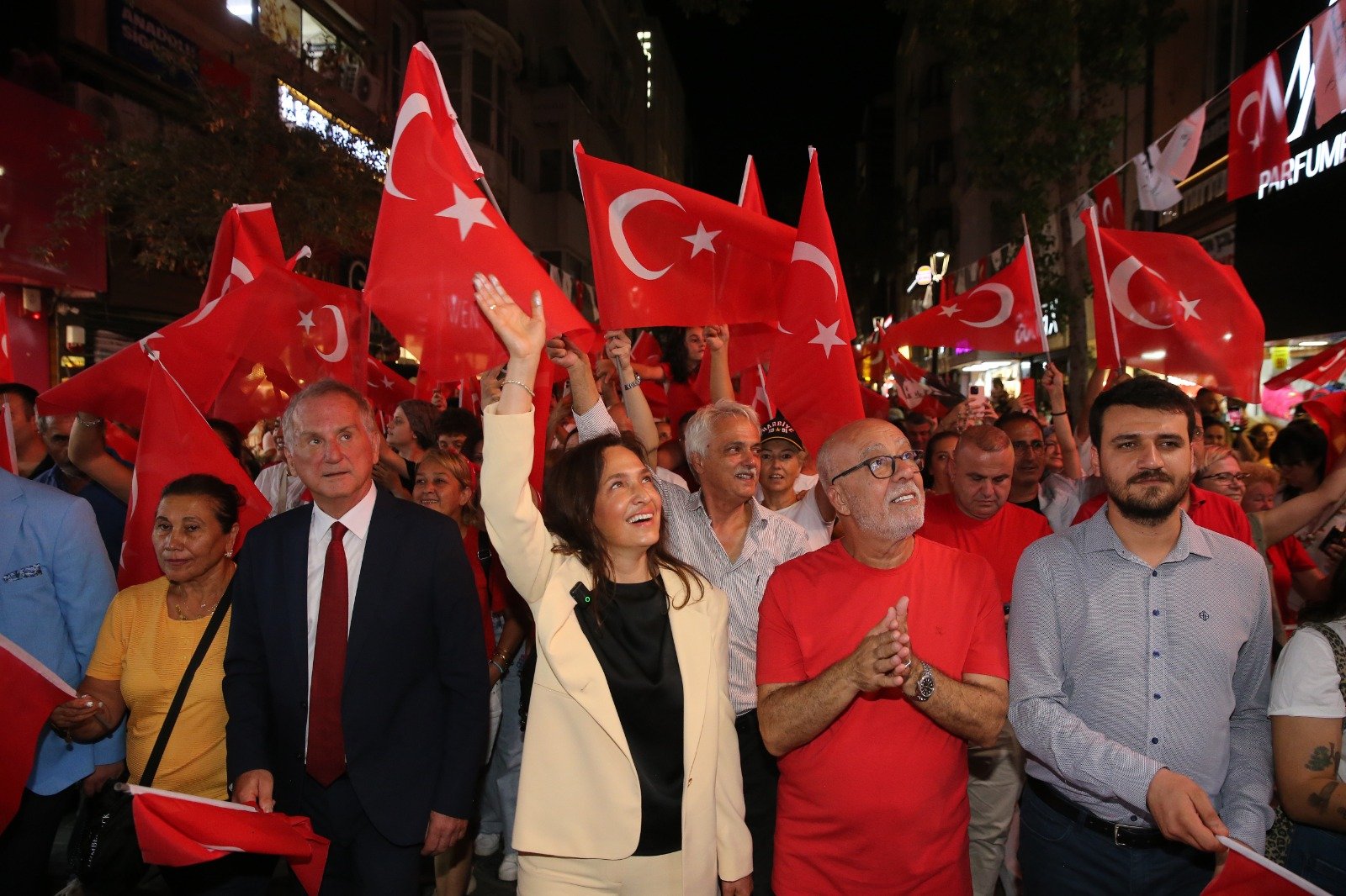 Karşıyaka Çarşısı 30 Ağustos’ta gelincik tarlasına dönüştü!