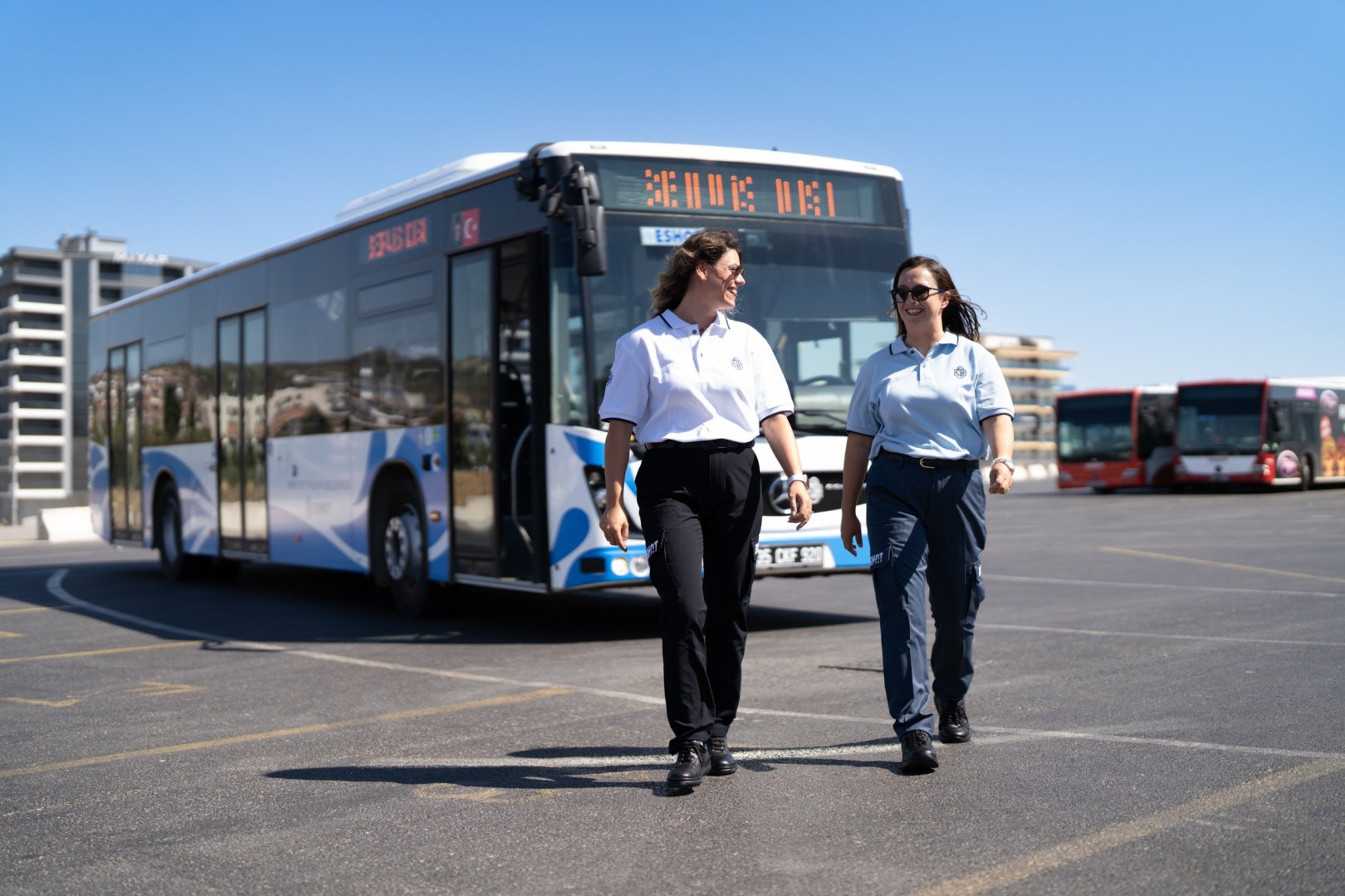 ESHOT şoförleri yeni görünümüyle İzmir yollarında